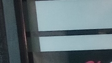 Una persona se acerca a dejar una ofrenda en el lugar donde falleció el inmigrante ecuatoriano Pablo Criollo.