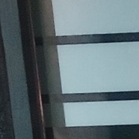 Una persona se acerca a dejar una ofrenda en el lugar donde falleció el inmigrante ecuatoriano Pablo Criollo.