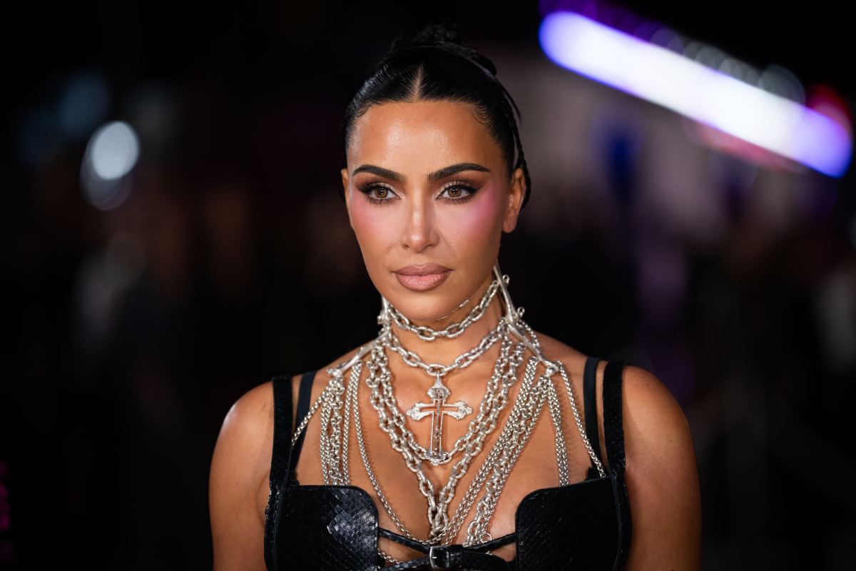 Kim Kardashian presume decoración navideña en su casa y provoca polémica ¿por qué?