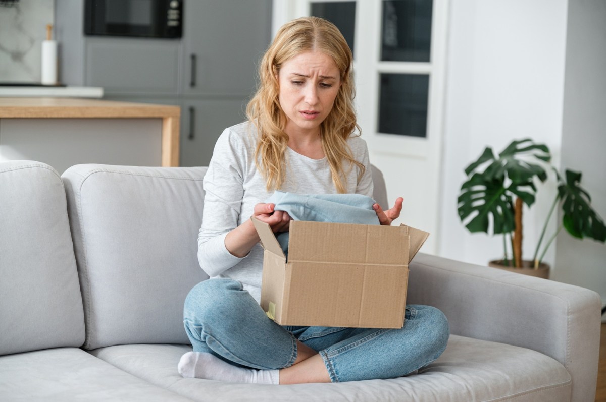 Las tiendas que cobran hasta $45 por devolver un regalo: Descubre cuáles son y cómo evitarlo