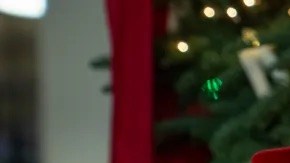 Las Marías, dúo de música mexicana, vestidas de rojo durante la activación navideña “Caroling All the Way con Coca-Cola” en Los Ángeles.