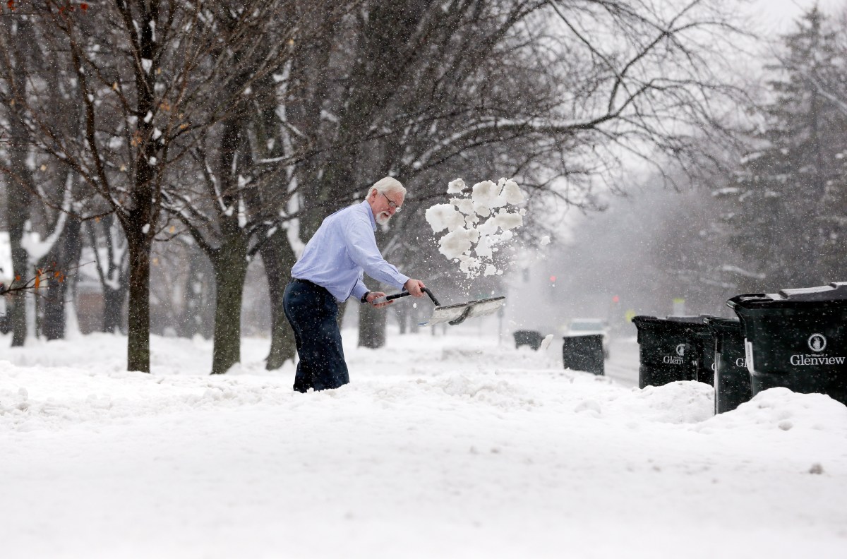 Los peligros ocultos de palear nieve: por qué los expertos advierten sobre riesgos cardíacos graves