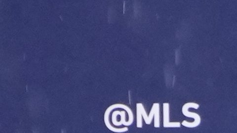 El delantero del Inter de Miami, Lionel Messi, posa con el Premio al Jugador Más Valioso de la MLS.