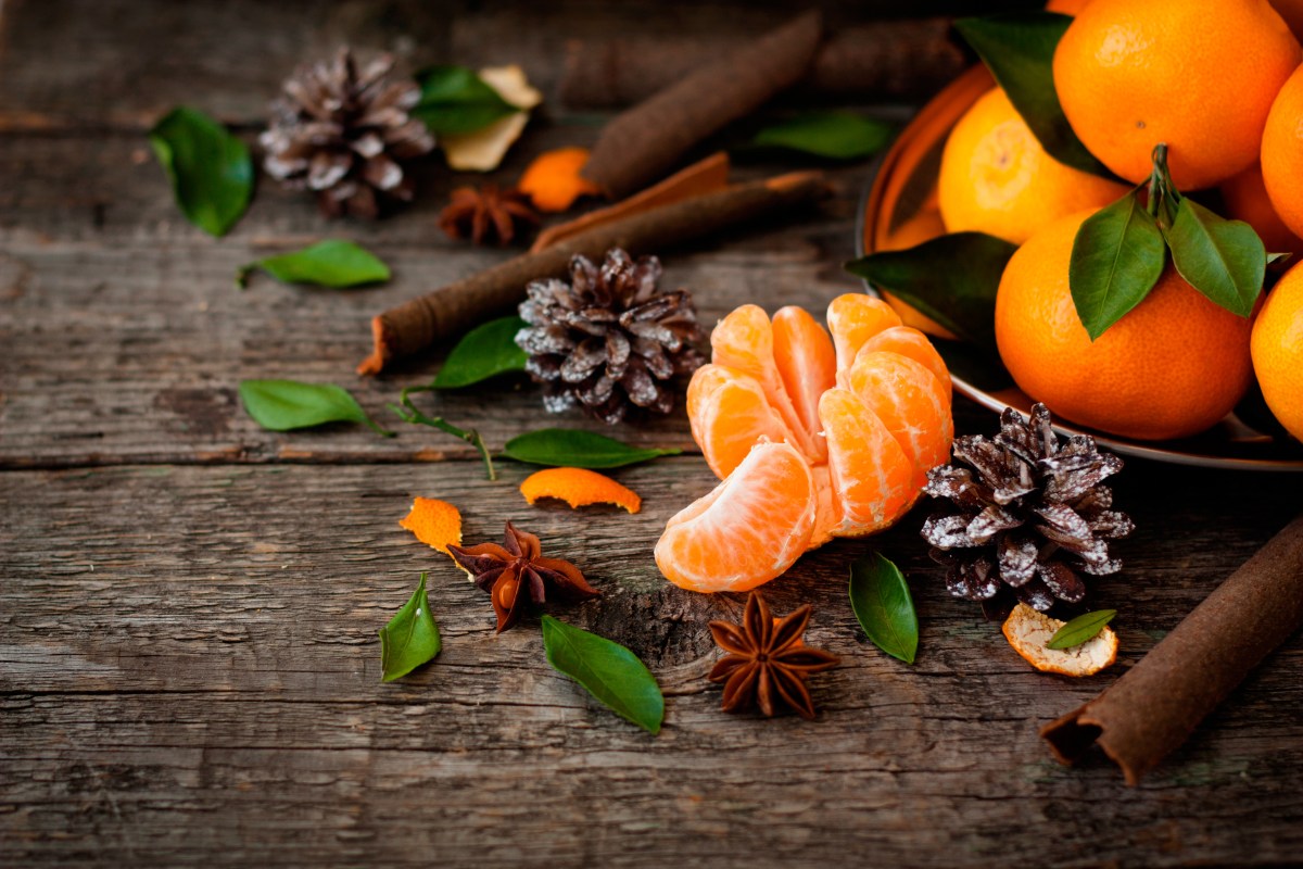 No tires las cáscaras: por qué todos recomiendan hervir mandarina y canela