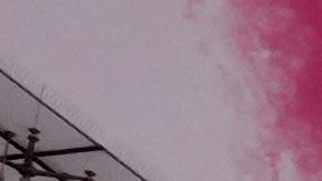 La bandera alemana se exhibe antes de un partido de fútbol americano de la NFL.