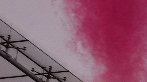 La bandera alemana se exhibe antes de un partido de fútbol americano de la NFL.