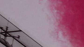 La bandera alemana se exhibe antes de un partido de fútbol americano de la NFL.