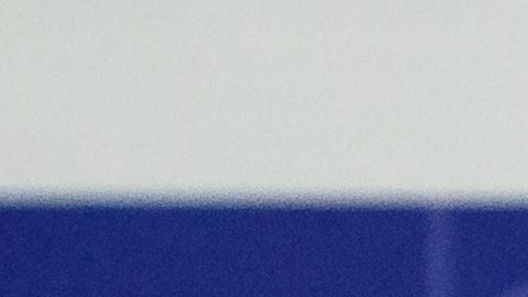 Un balón de fútbol americano de la NFL descansa sobre el poste de la portería antes de un partido de la NFL entre los Indianapolis Colts y los San Francisco 49ers, el lunes 22 de diciembre de 2025, en Indianápolis.