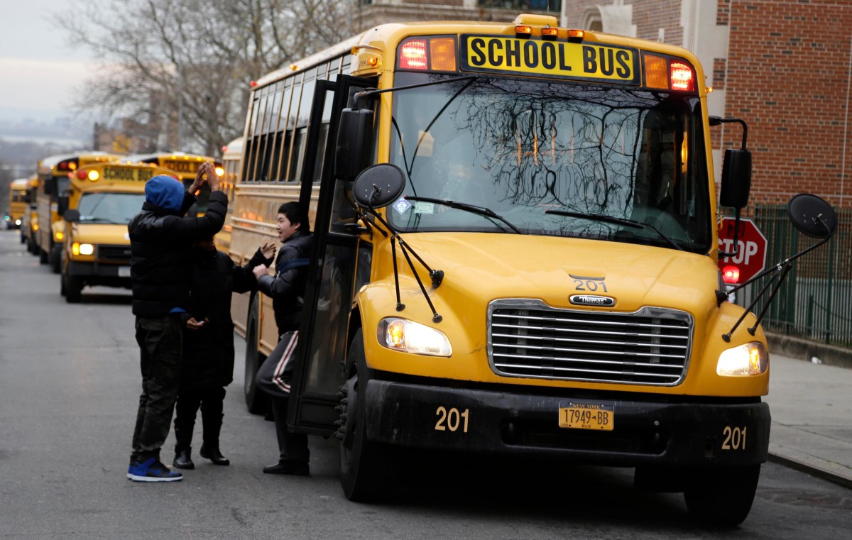 NYC dejó sin cobrar más de $42 millones en multas a autobuses escolares pese a miles de quejas