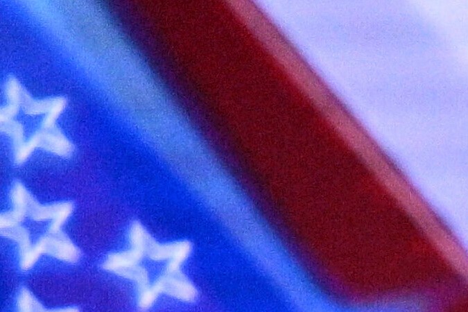 Erika Kirk y Nicki Minaj conversan en Turning Point USA's en Arizona.