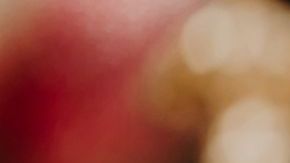 Estatuillas de los premios Oscar junto a un teléfono móvil con el logotipo de YouTube en pantalla.