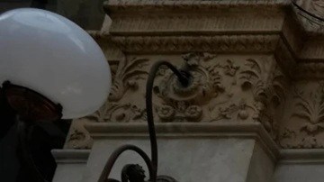 Prada busca relanzar las ventas de Versace, que están estancadas desde la pandemia.