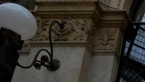 Prada busca relanzar las ventas de Versace, que están estancadas desde la pandemia.