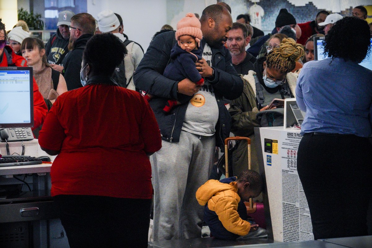 Récord histórico de viajes en Navidad y Año Nuevo: aeropuertos llenos y carreteras al límite en Nueva York