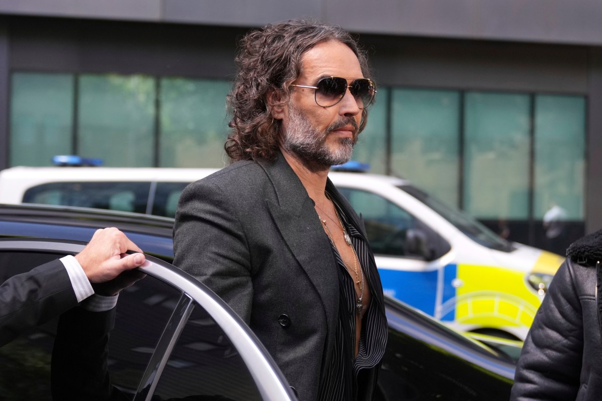 Russell Brand fue acusado de nuevos cargos de violación y agresión sexual