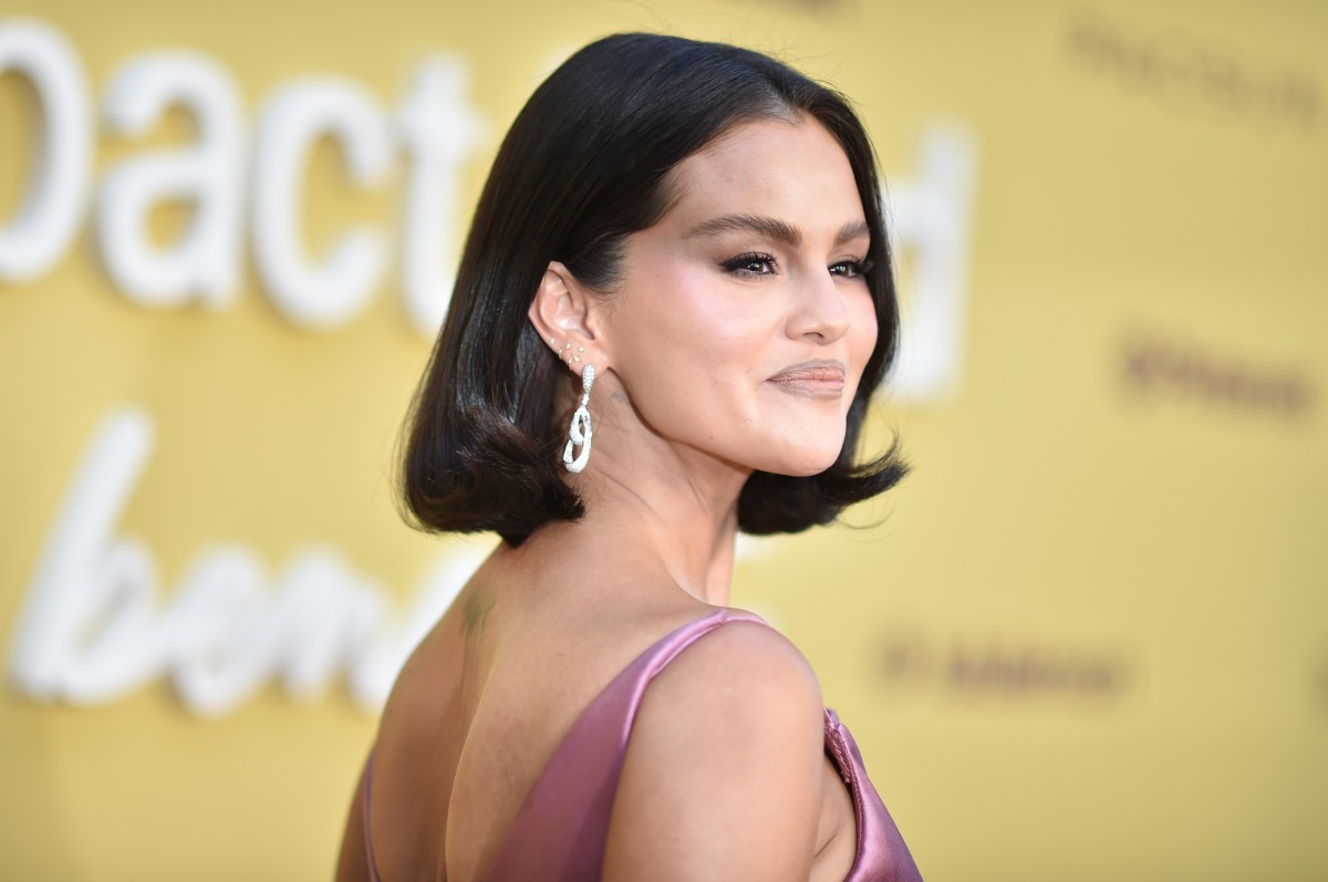 Selena Gómez se muestra decorando su casa para Navidad