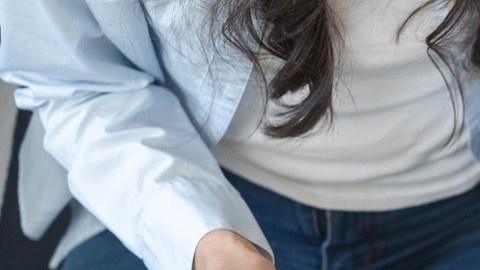 Si el pago de tus deudas retrasa otros proyectos como comprar una casa o ahorrar para tu retiro, es una señal preocupante de falta de salud financiera.