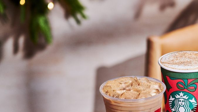 El ponche de huevo latte y el praliné de castañas latte están disponibles en su versión caliente, helada y espuma fría.