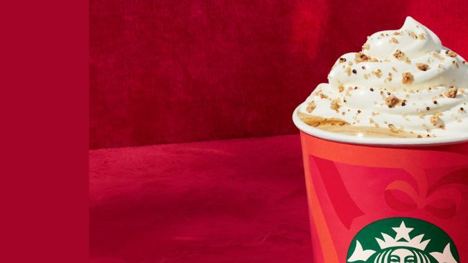 El Chestnut Praline Latte es otro sabor navideño por excelencia que regresa a Starbucks esta temporada.