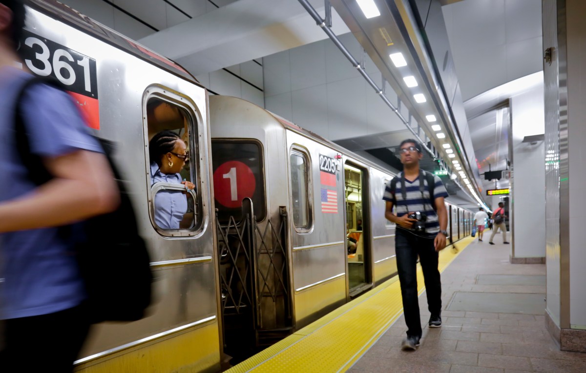Video viral muestra agresión racista a pasajera hispana en el metro