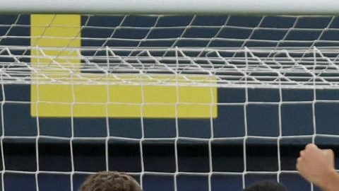 El delantero del Barça Lamine Yamal (2d) celebra tras anotar el segundo gol de su equipo este domingo, durante el partido de la jornada 17 de LaLiga EA Sports, que disputan Villarreal CF y el FC Barcelona en el Estadio de la Cerámica.