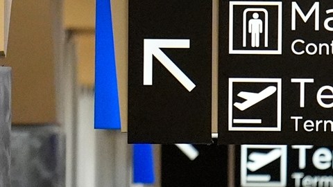 Trump amplía la prohibición de viajes: incluye a cinco nuevos países y establece restricciones a otros 15