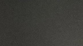 La española Aitana Bonmati muestra su medalla de segundo lugar al final de la final de la Eurocopa.