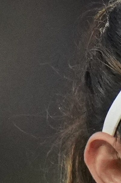 La española Aitana Bonmati muestra su medalla de segundo lugar al final de la final de la Eurocopa.