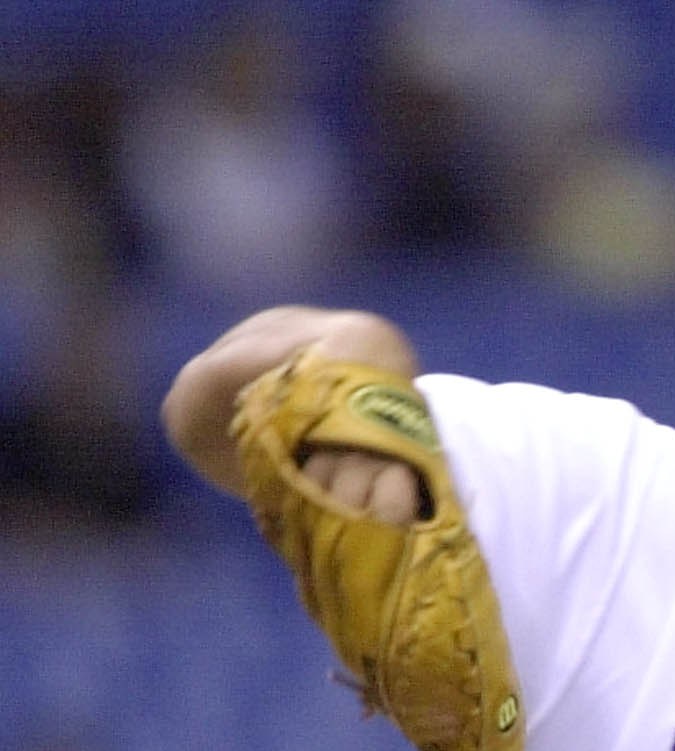 El lanzador de los Tampa Bay Devil Rays, Wilson Álvarez, lanza en la sexta entrada contra los Florida Marlins la noche del viernes 28 de junio de 2002 en St. Petersburg, Florida. (Foto AP/Chris O'Meara)