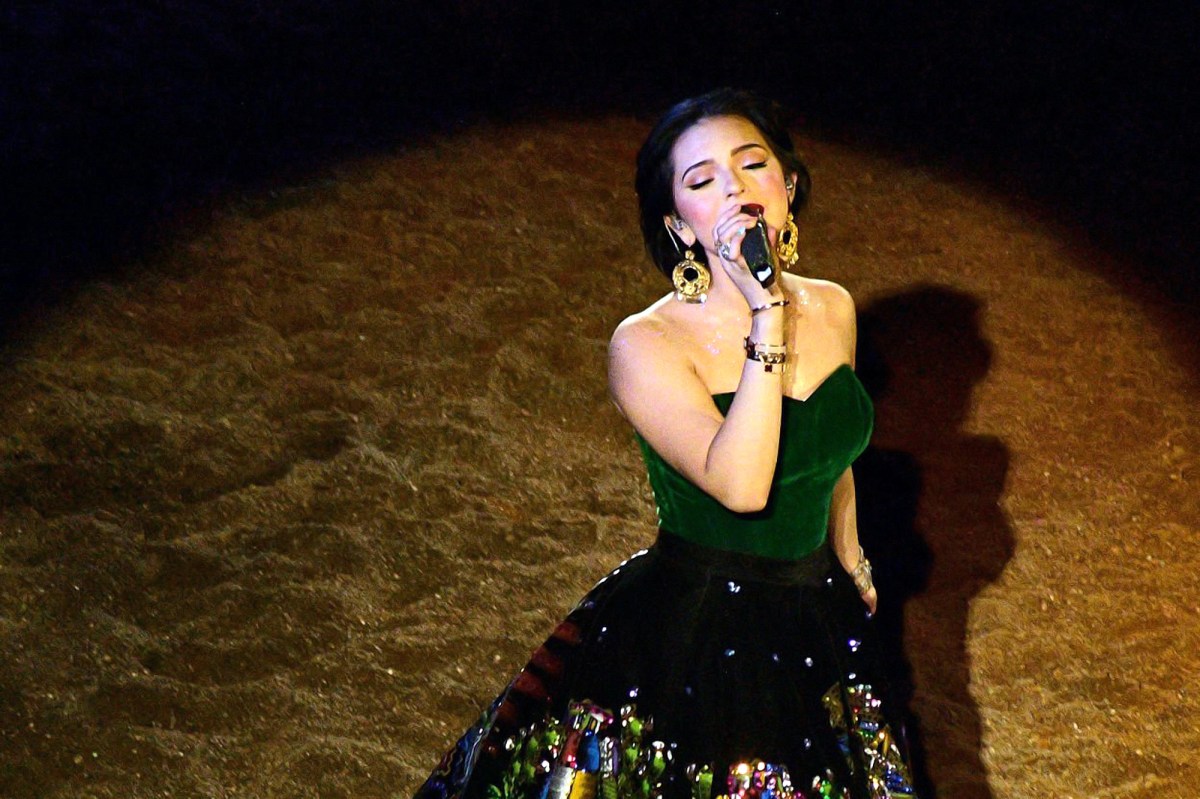Ángela Aguilar luce un look rebelde y canta en inglés en los Grammy Celebration of Latin Music