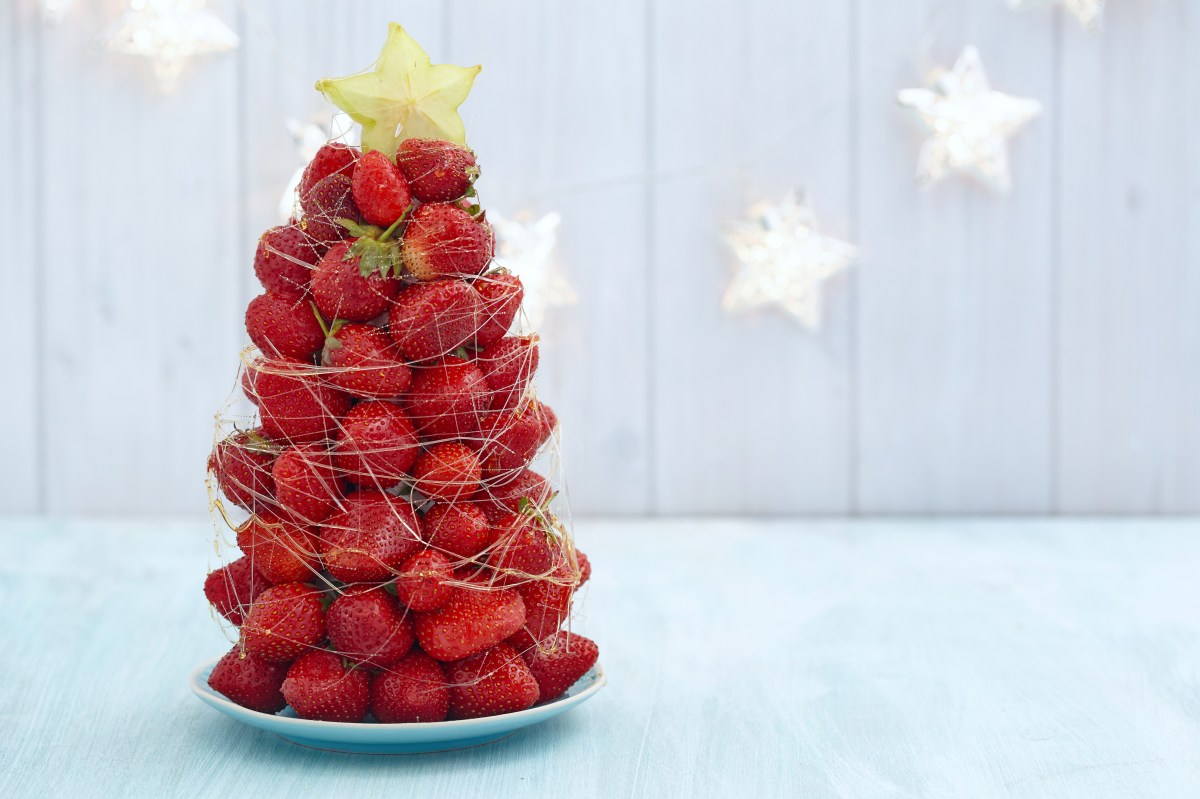 Decoración comestible exprés: el arbolito de fresas que triunfa en Navidad