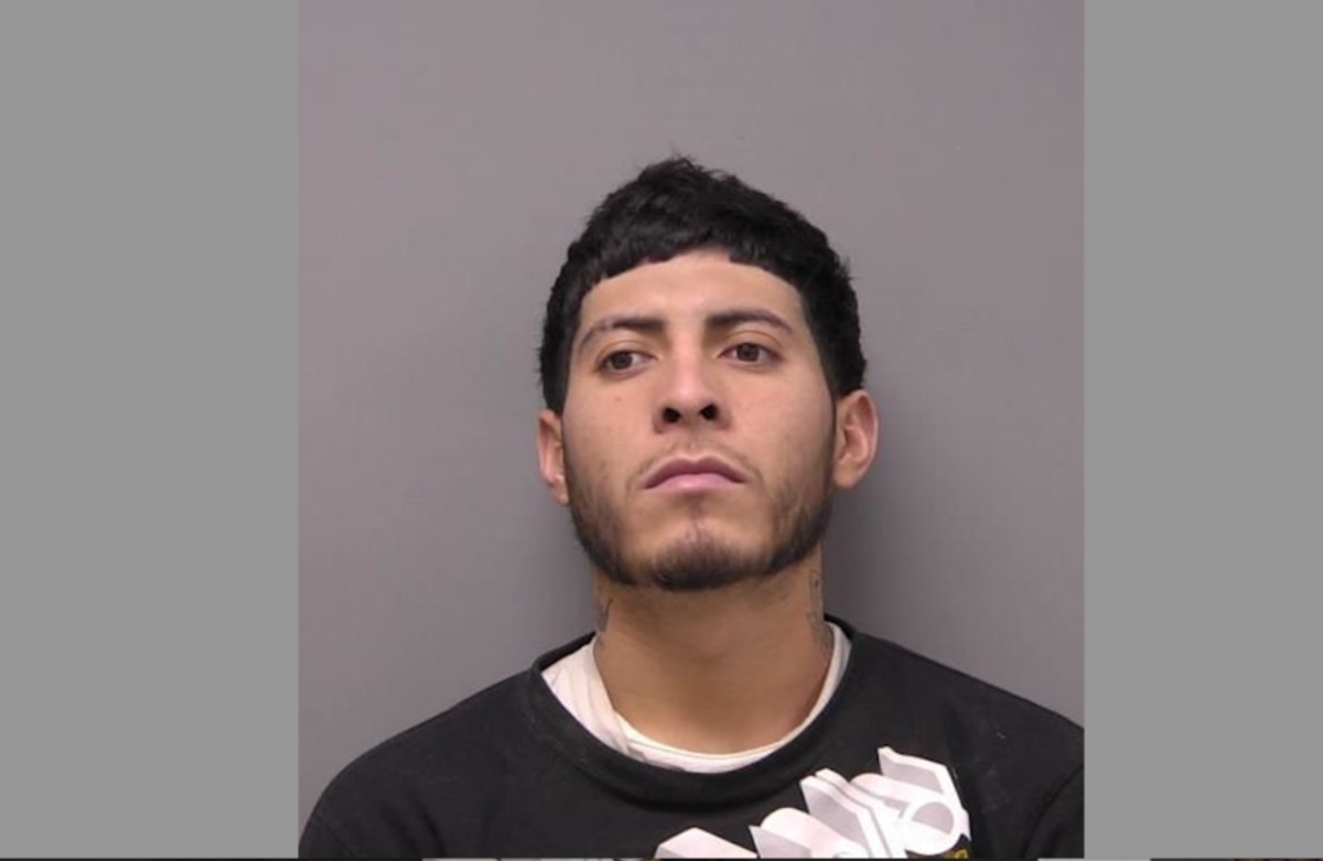 Sentencian a 20 años de prisión a inmigrante por agredir a agente de ICE en Kansas