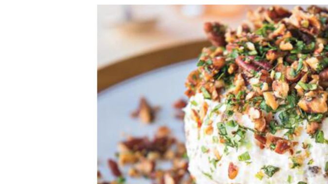 Olvida la clásica bola de queso industrial; la versión de la chef Vivian Howard redefine el concepto con queso azul, dátiles y nueces pecanas tostadas.