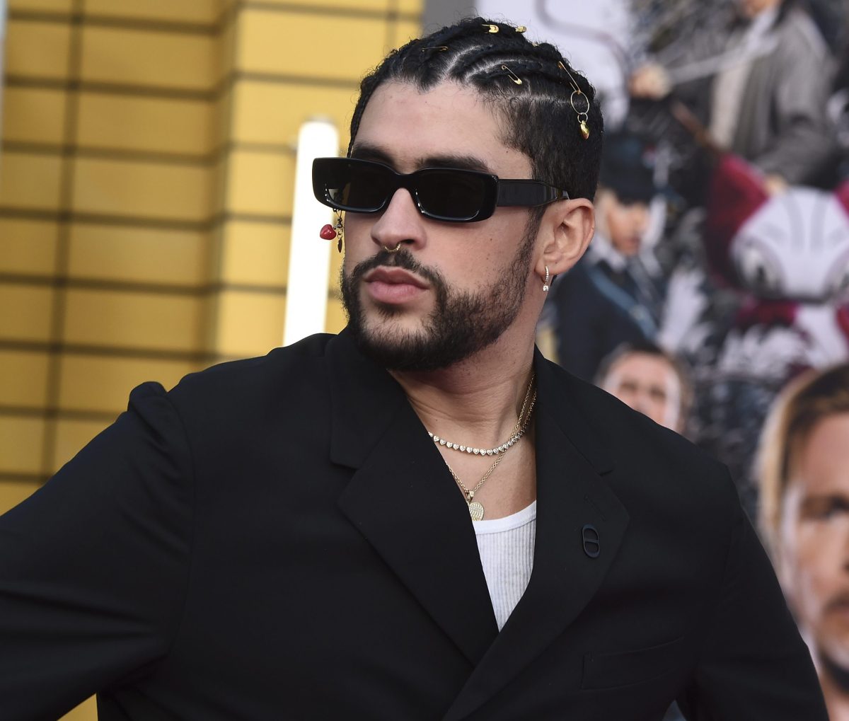 Bad Bunny es captado con máscara del Místico para ver función de Lucha Libre en México