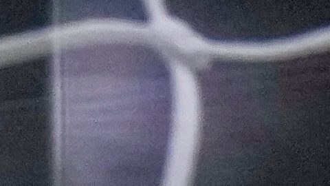 El portero del Sevilla, Odysseas Vlachodimos, patea el balón con la izquierda.