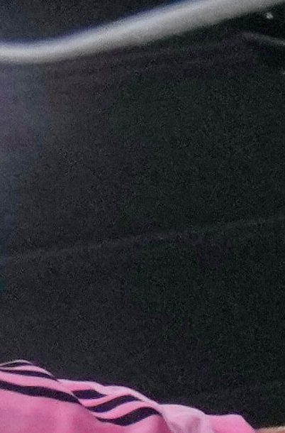 El portero del Sevilla, Odysseas Vlachodimos, patea el balón con la izquierda.