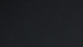 Guantes colgados de luces fluorescentes en el estadio de boxeo.