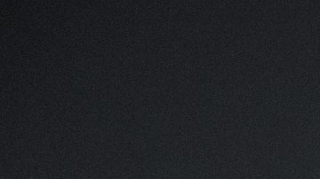 Guantes colgados de luces fluorescentes en el estadio de boxeo.