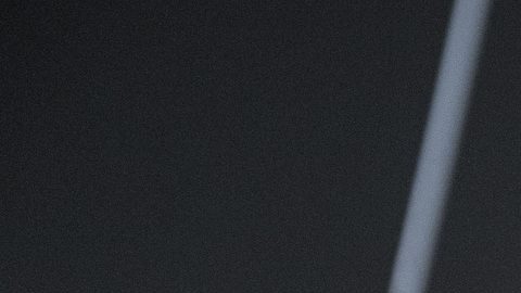 Guantes colgados de luces fluorescentes en el estadio de boxeo.