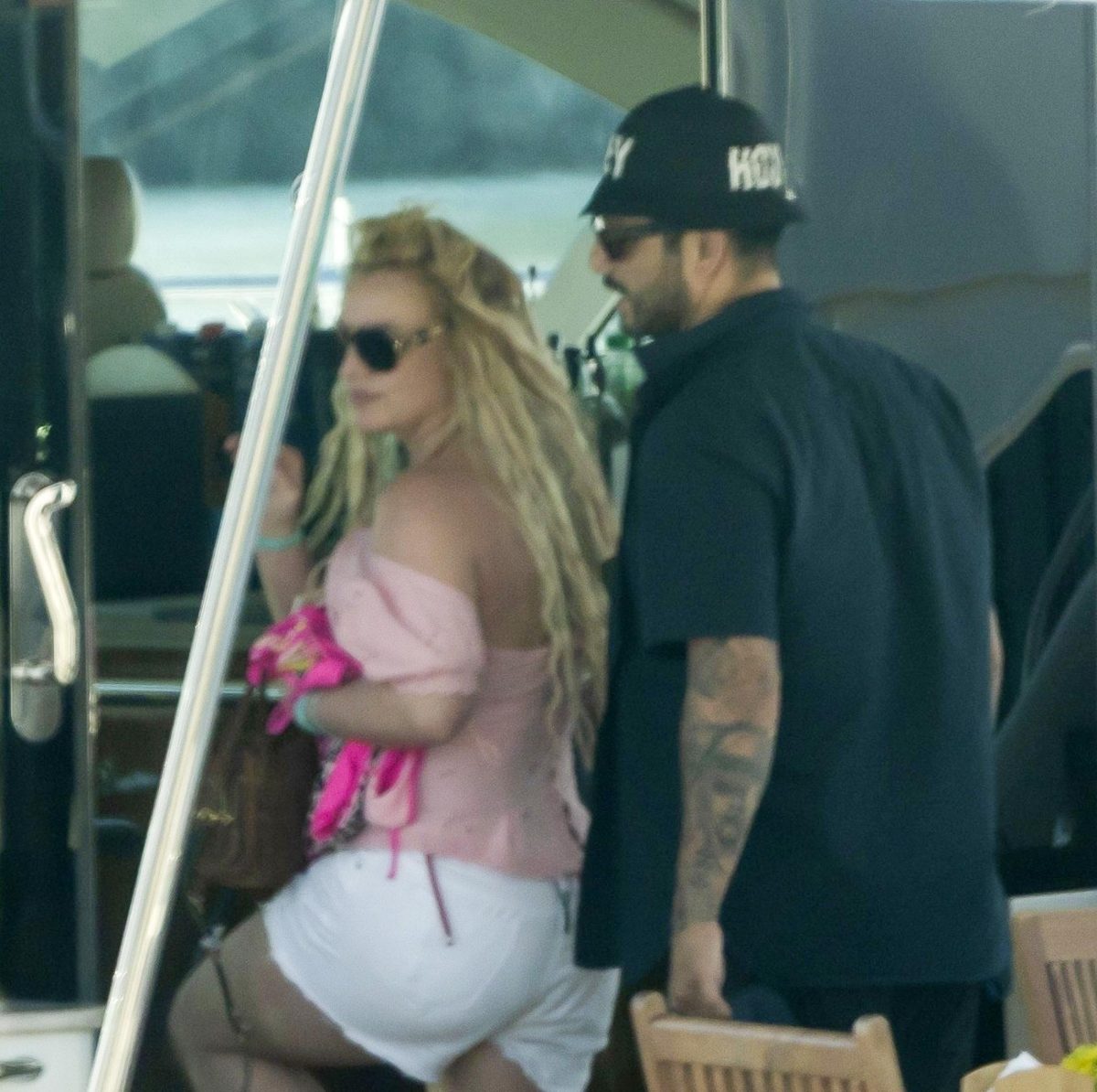 Britney Spears disfruta de un paseo en yate en México junto a un hombre