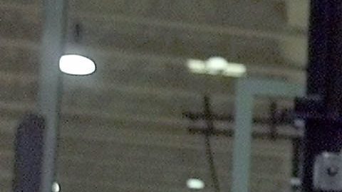 Elden Campbell, de los Charlotte Hornets, hace una pausa mientras responde a la pregunta de un periodista.