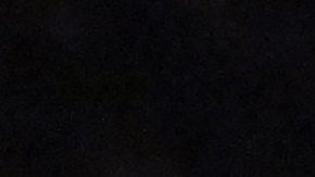 Canelo Álvarez espera en la esquina durante su pelea contra Terence Crawford.