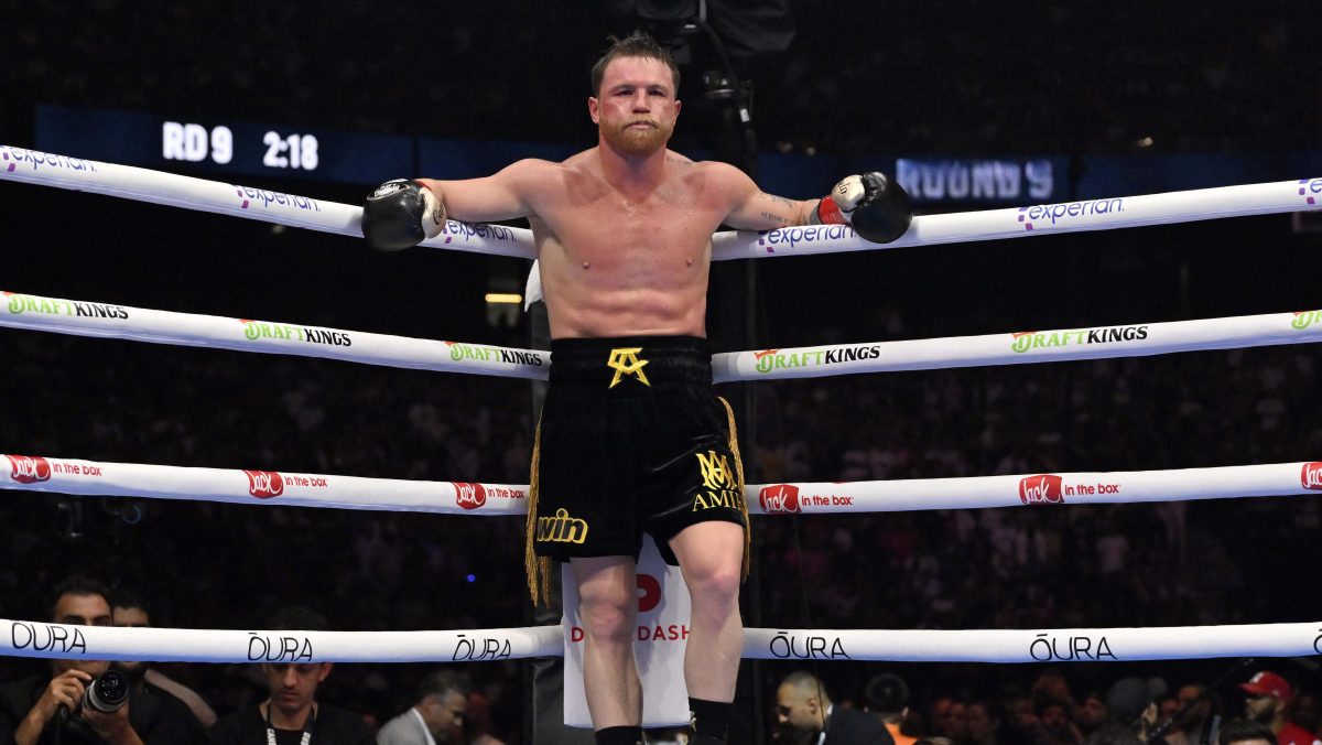 ‘Canelo’ Álvarez se hace viral por aparecer como fan en evento de la WWE en Guadalajara