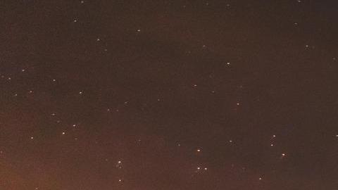 Un helicóptero de ataque Apache AH-64 se prepara para brindar apoyo a la Operación Ataque Ojo de Halcón.