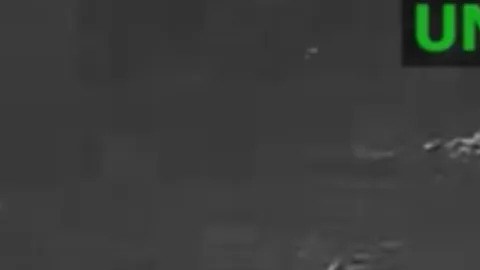 Captura de pantalla del video publicado por el Comando Sur de Estados Unidos de la lancha hundida en el Pacífico Oriental el sábado 15 de noviembre.