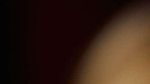 La práctica más representativa del Hanukkah es el encendido diario de la menorá: cada noche se agrega una vela hasta completar las ocho luces en la última jornada.