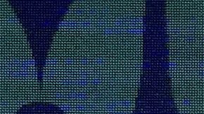 El entrenador de fútbol de Argentina, Lionel Scaloni, observa el trofeo de la Copa América.