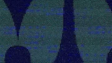 El entrenador de fútbol de Argentina, Lionel Scaloni, observa el trofeo de la Copa América.