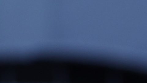 Un aficionado en la grada lleva una bufanda con la imagen del portugués Cristiano Ronaldo.