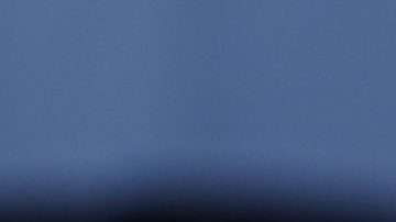 Un aficionado en la grada lleva una bufanda con la imagen del portugués Cristiano Ronaldo.